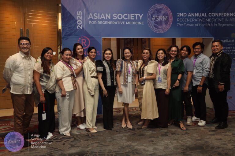 ASRM members gathered at the conference backdrop